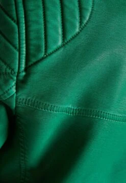 BERSHKA Kunstlederjacke - Evergreen 13 BERSHKA Kunstlederjacke - Evergreen -Bershka Verkaufsgeschäft 00fa2077f11641f6a48b43f7ce85839b