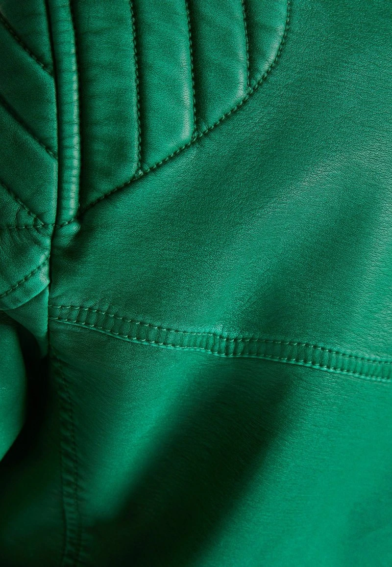 BERSHKA Kunstlederjacke - Evergreen 8 BERSHKA Kunstlederjacke - Evergreen – Bild 6