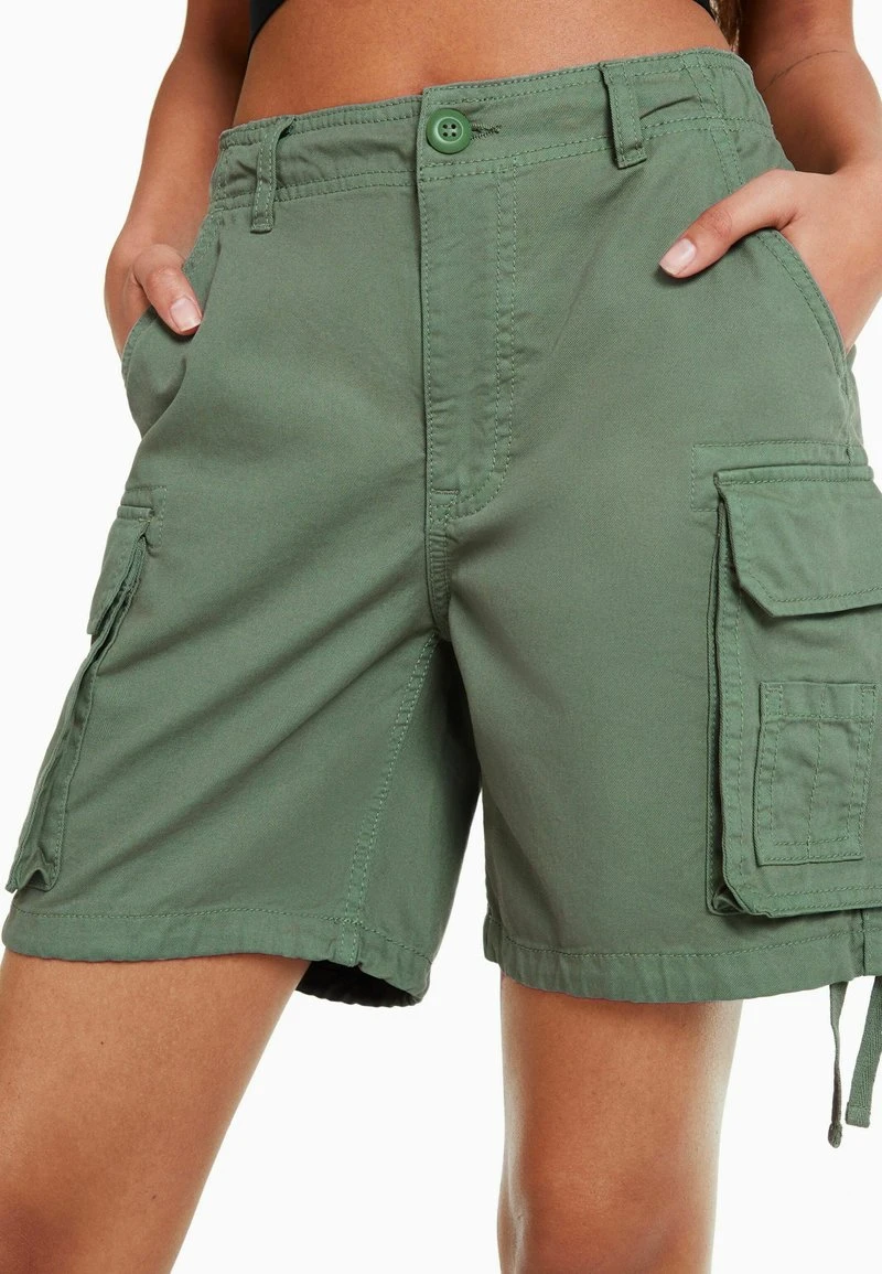 BERSHKA WITH STRAPS BERMUDA - Shorts - Khaki 6 BERSHKA WITH STRAPS BERMUDA - Shorts - Khaki – Bild 4