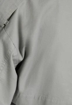 BERSHKA Trenchcoat - Grey 13 BERSHKA Trenchcoat - Grey -Bershka Verkaufsgeschäft 01b784556a6c40a8a4d90887f6c43400