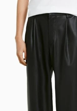 BERSHKA SEMI - Stoffhose - Black 10 BERSHKA SEMI - Stoffhose - Black -Bershka Verkaufsgeschäft 024c301c6c68442eb0c49b79dfd06c82