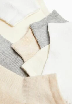 BERSHKA 4 PACK - Socken - Sand 11 BERSHKA 4 PACK - Socken - Sand -Bershka Verkaufsgeschäft 02f004f7cac340718239f21a4e922422