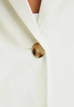 BERSHKA Kurzmantel - White -Bershka Verkaufsgeschäft 04025a8ae56543f2bd2f1a65b2a51c5c