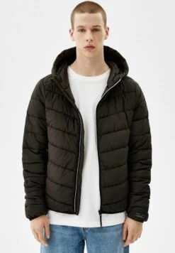 BERSHKA Winterjacke - Black