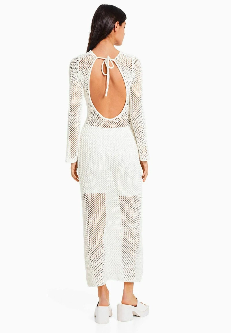 BERSHKA LONG SLEEVE OPEN BACK MIDI - Strickkleid - Beige 4 BERSHKA LONG SLEEVE OPEN BACK MIDI - Strickkleid - Beige – Bild 2