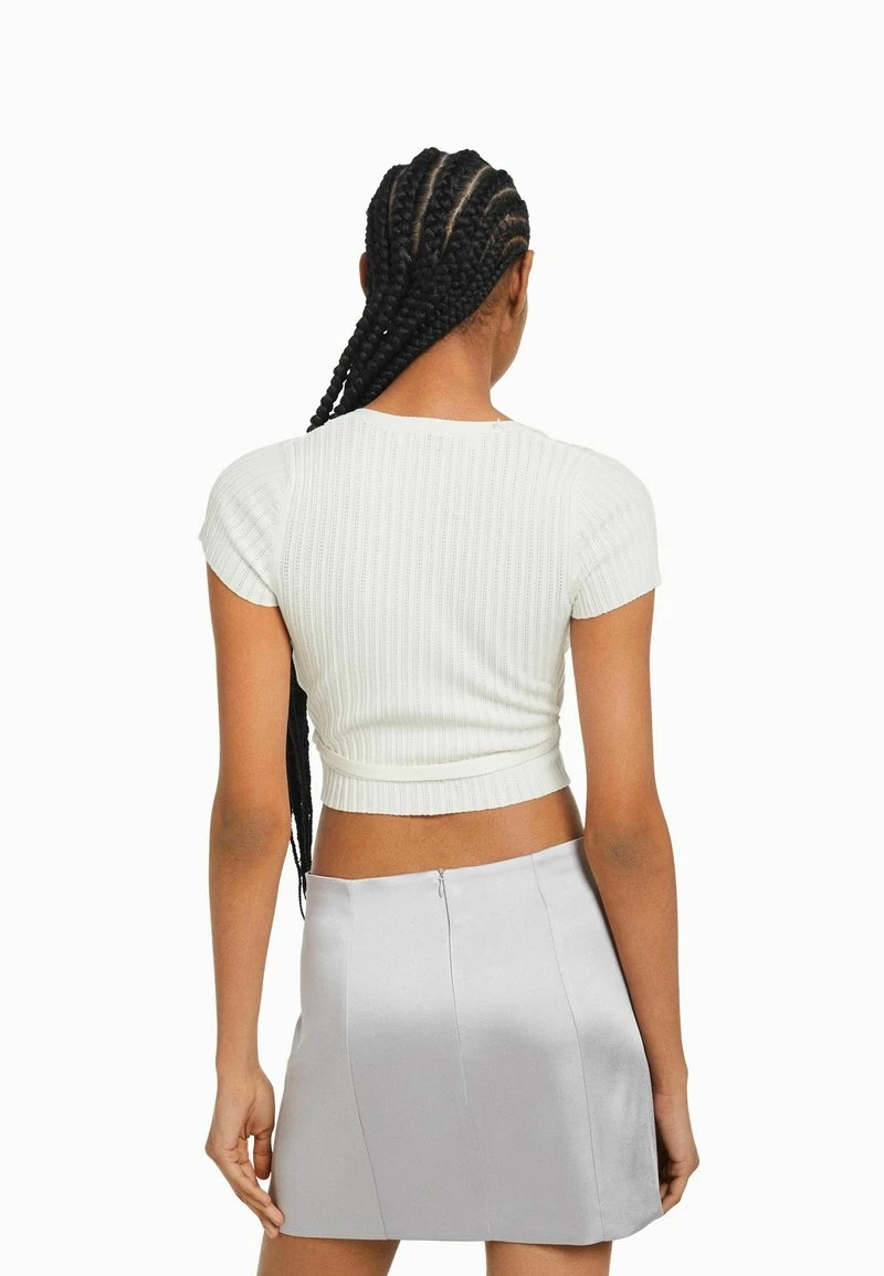 BERSHKA SHORT SLEEVE CROSSOVER WITH BOW - Strickjacke - Beige 5 BERSHKA SHORT SLEEVE CROSSOVER WITH BOW - Strickjacke - Beige – Bild 3