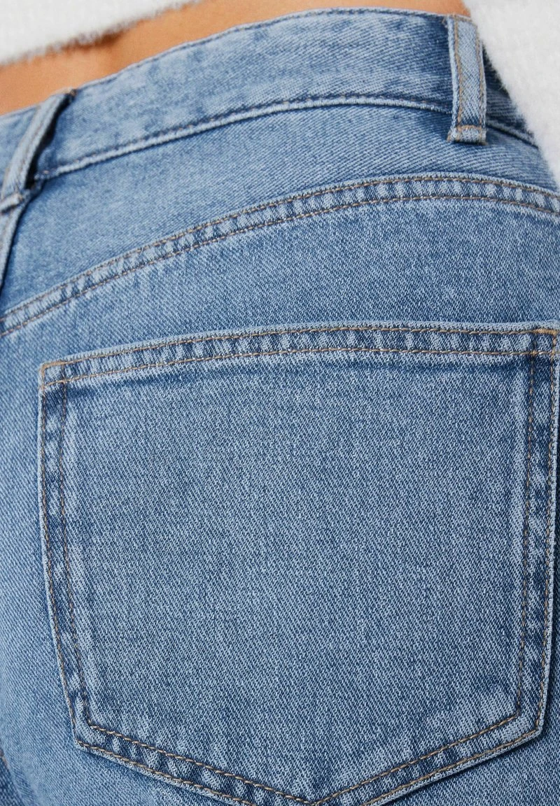 BERSHKA WIDE-LEG - Flared Jeans - Light Blue Denim 6 BERSHKA WIDE-LEG - Flared Jeans - Light Blue Denim – Bild 4