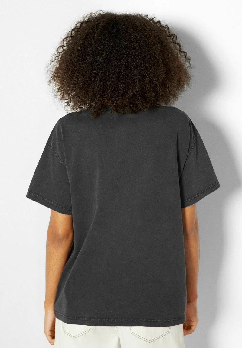 BERSHKA OVERSIZE SHORT SLEEVE - T-Shirt Print - Dark Grey 5 BERSHKA OVERSIZE SHORT SLEEVE - T-Shirt Print - Dark Grey – Bild 3