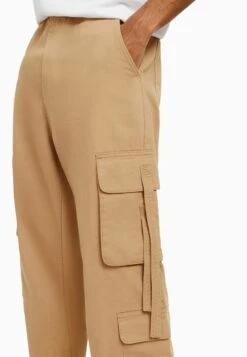BERSHKA STRAPS - Cargohose - Camel -Bershka Verkaufsgeschäft 0792b058a4fe47a78e3388380ae34986