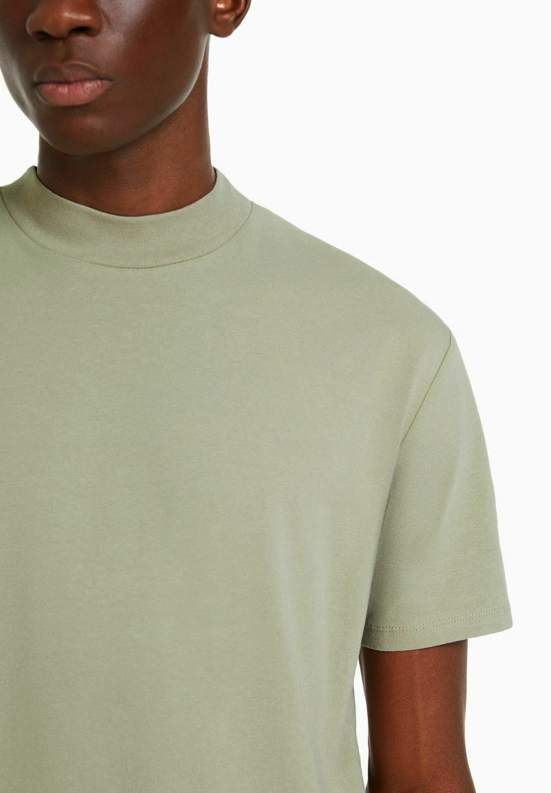 BERSHKA SHORT SLEEVE MOCK NECK - T-Shirt Basic - Green 6 BERSHKA SHORT SLEEVE MOCK NECK - T-Shirt Basic - Green – Bild 4
