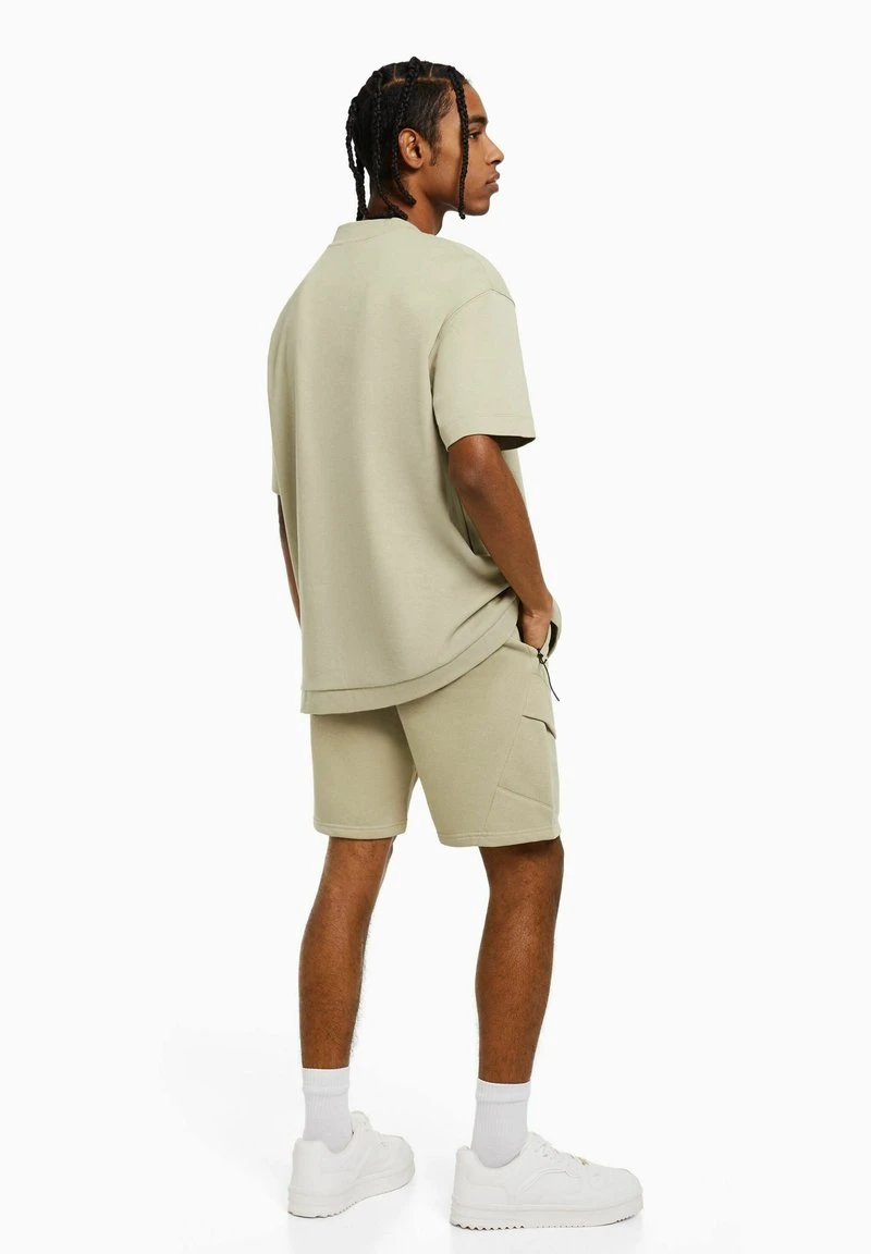 BERSHKA PLUSH CARGO BERMUDA - Shorts - Khaki 4 BERSHKA PLUSH CARGO BERMUDA - Shorts - Khaki – Bild 2