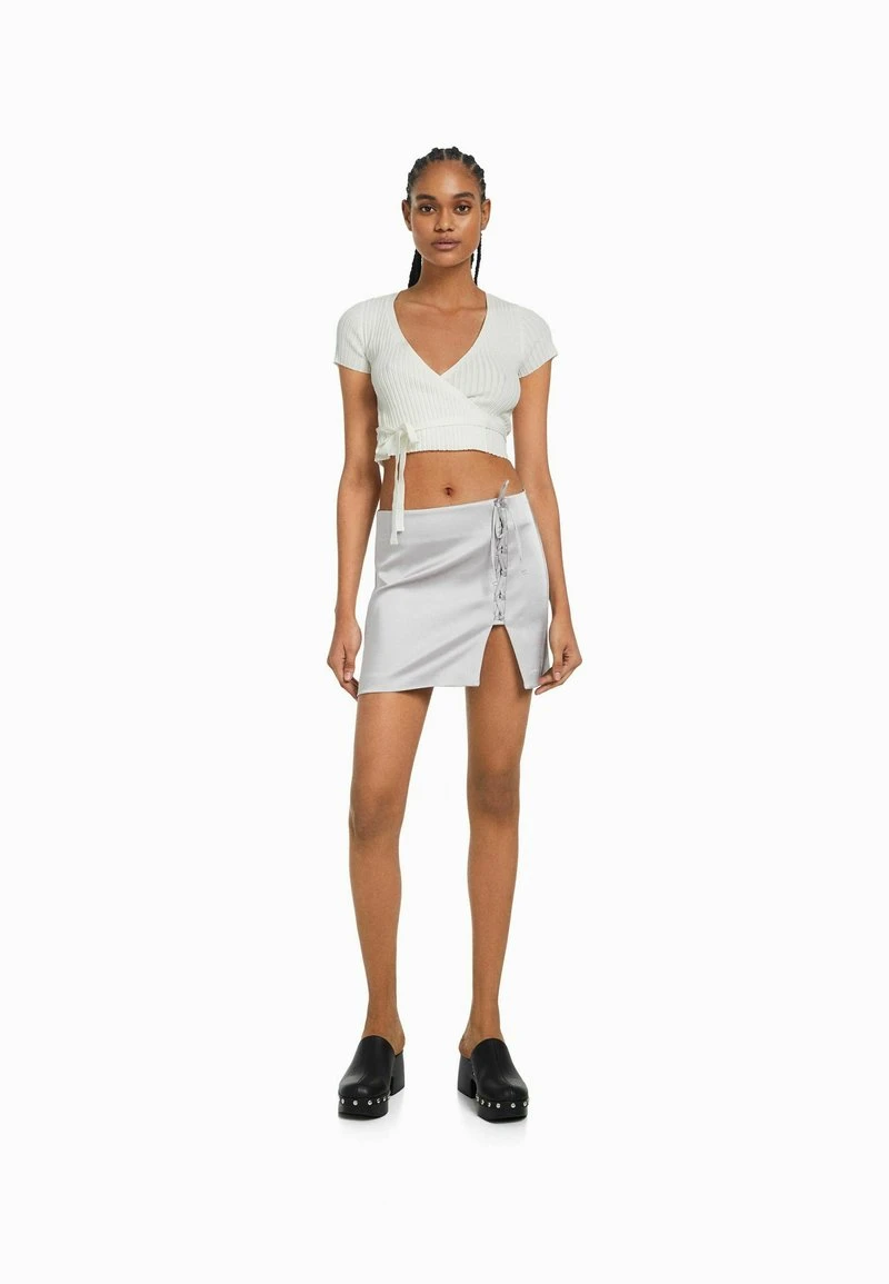 BERSHKA SHORT SLEEVE CROSSOVER WITH BOW - Strickjacke - Beige 4 BERSHKA SHORT SLEEVE CROSSOVER WITH BOW - Strickjacke - Beige – Bild 2