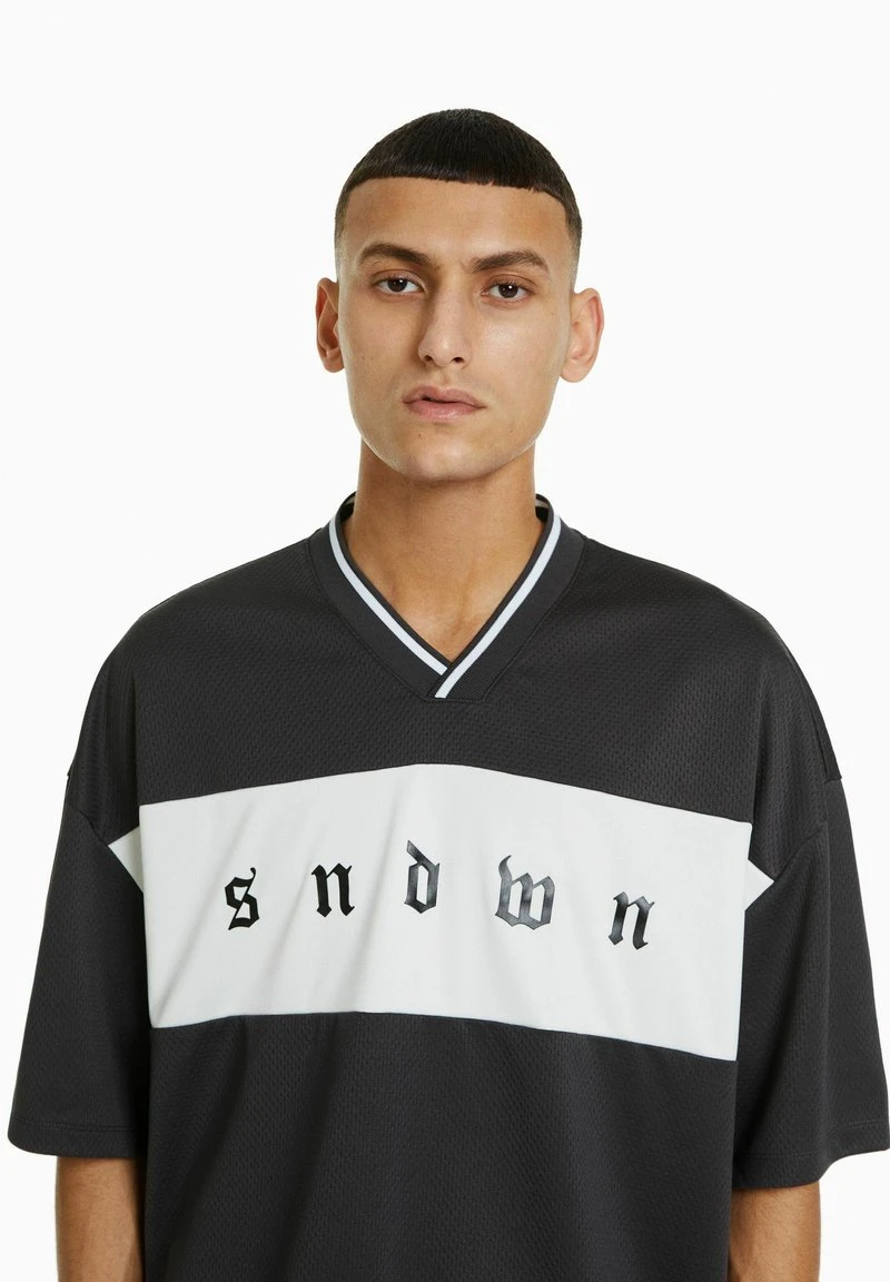 BERSHKA LOOSE FIT WITH SHORT SLEEVE - T-Shirt Print - Grey 6 BERSHKA LOOSE FIT WITH SHORT SLEEVE - T-Shirt Print - Grey – Bild 4