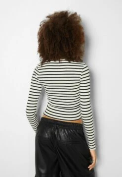 BERSHKA Langarmshirt - White 10 BERSHKA Langarmshirt - White -Bershka Verkaufsgeschäft 0d1af790deea42b9be576910baf01ded