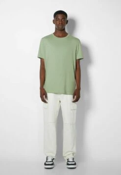 BERSHKA SHORT SLEEVE - T-Shirt Basic - Green -Bershka Verkaufsgeschäft 0d681cce40de406cb936a968c3fa5d57