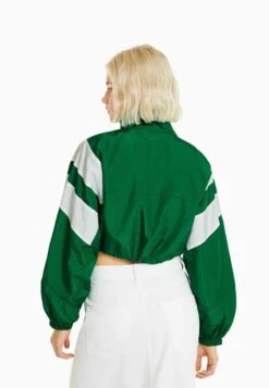 BERSHKA CROPPED - Leichte Jacke - Evergreen 10 BERSHKA CROPPED - Leichte Jacke - Evergreen -Bershka Verkaufsgeschäft 0da5a5ed54b94f7ea807b1c17aa2572f