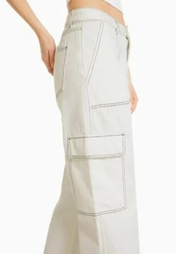 BERSHKA Jeans Straight Leg - Off White -Bershka Verkaufsgeschäft 0f03fb33ae5743988e1a2d31e106f492