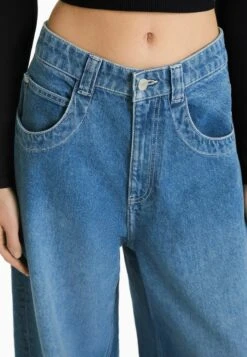 BERSHKA Flared Jeans - Light Blue Denim 10 BERSHKA Flared Jeans - Light Blue Denim -Bershka Verkaufsgeschäft 1078b69ff22f4c1ba30b779303abb5ab