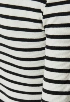 BERSHKA Langarmshirt - White 13 BERSHKA Langarmshirt - White -Bershka Verkaufsgeschäft 10db017198514c58b09c504b682196fc