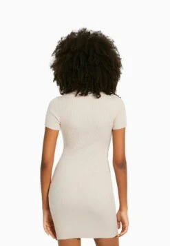 BERSHKA SHORT SLEEVE - Etuikleid - Sand 10 BERSHKA SHORT SLEEVE - Etuikleid - Sand -Bershka Verkaufsgeschäft 11b00f5c38774661bb1ccbd3d099fa6e