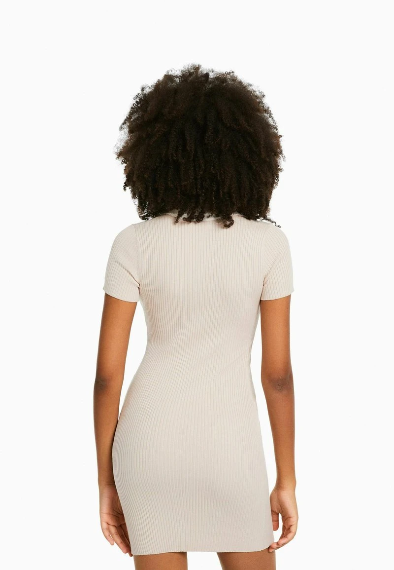 BERSHKA SHORT SLEEVE - Etuikleid - Sand 5 BERSHKA SHORT SLEEVE - Etuikleid - Sand – Bild 3