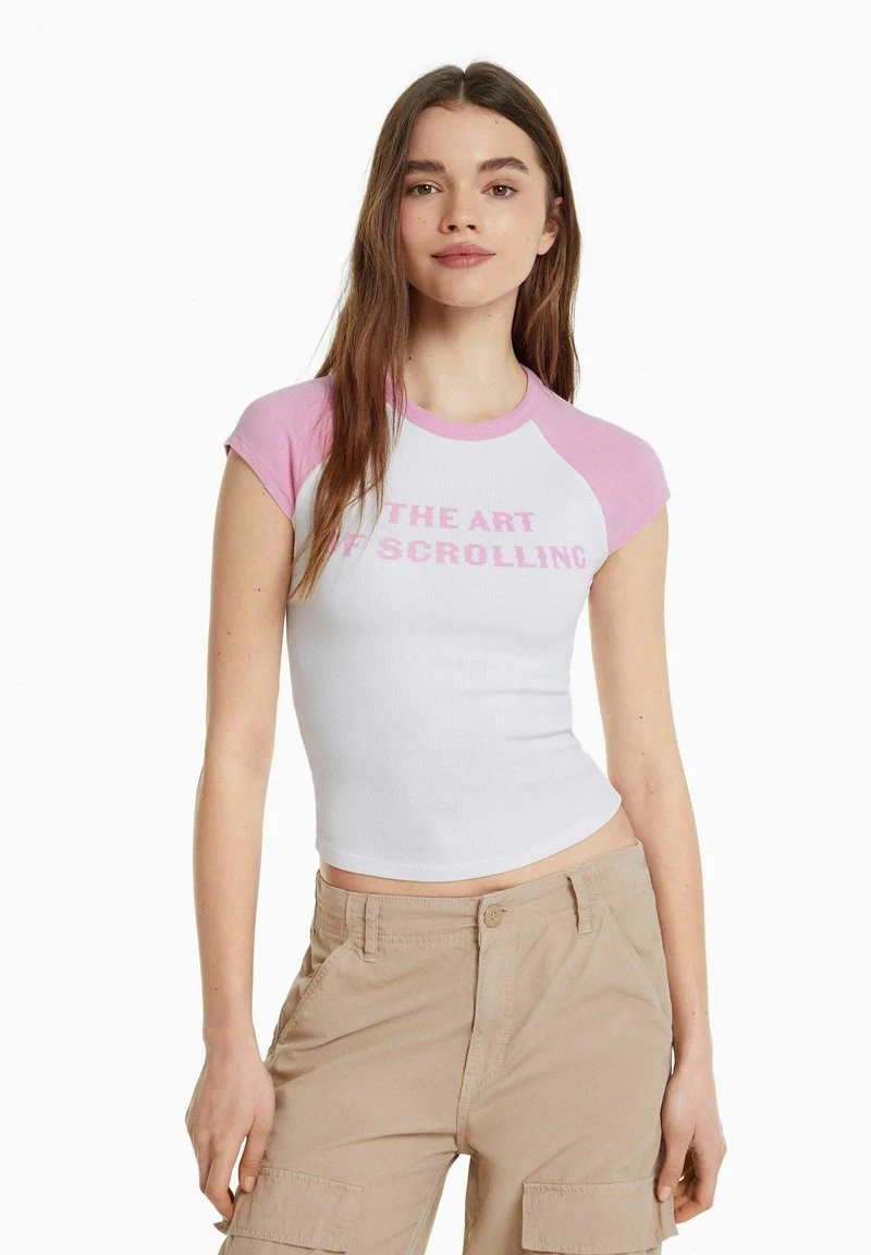 BERSHKA SHORT RAGLAN SLEEVES - PRINTED - T-Shirt Print - Pink 3 BERSHKA SHORT RAGLAN SLEEVES - PRINTED - T-Shirt Print - Pink