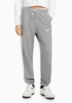 BERSHKA PLUSH WITH STRIPES AND EMBROIDERED LETTERING - Jogginghose - Mottled Grey -Bershka Verkaufsgeschäft 1605d85247e04c188c29753627bfa56d 1