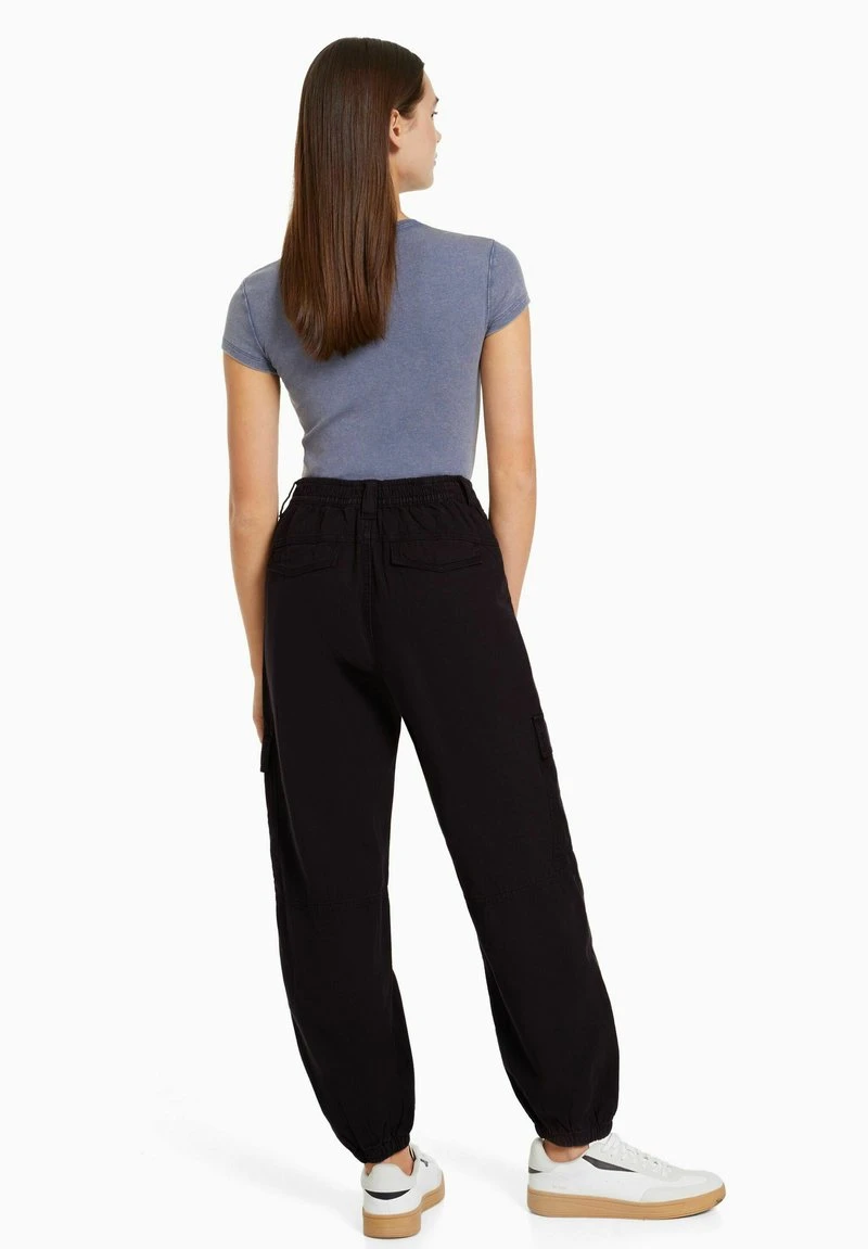 BERSHKA WITH GATHERED WAIST AND POCKETS - Cargohose - Black 4 BERSHKA WITH GATHERED WAIST AND POCKETS - Cargohose - Black – Bild 2