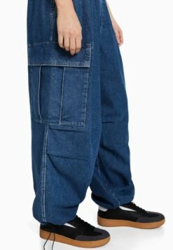 BERSHKA VOLUMINOUS - Jeans Relaxed Fit - Light Blue Denim -Bershka Verkaufsgeschäft 17ee2c6306d14c1cad45843b6915d4a4