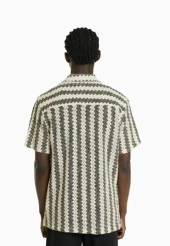 BERSHKA OPEN KNIT SHORT SLEEVE - Hemd - Sand 10 BERSHKA OPEN KNIT SHORT SLEEVE - Hemd - Sand -Bershka Verkaufsgeschäft 18a55bcbad1043edaf8968882a4addf4