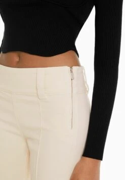 BERSHKA FLARE - Stoffhose - Beige -Bershka Verkaufsgeschäft 18fe9741e0394f9185813b168c7db20f