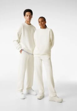 BERSHKA STANDARD WIDE LEG - Jogginghose - Off-white