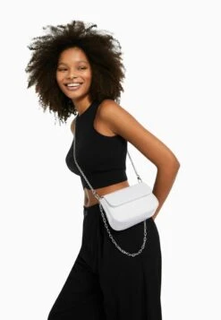 BERSHKA CHAIN - Umhängetasche - Off White