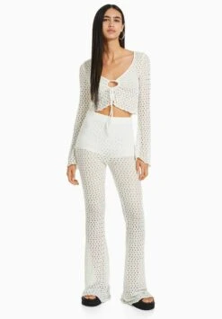 BERSHKA FLARED - Stoffhose - White