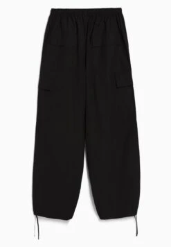 BERSHKA PARACHUTE - Cargohose - Black 13 BERSHKA PARACHUTE - Cargohose - Black -Bershka Verkaufsgeschäft 1c25bf73b46849f3858c46a2cef38d36