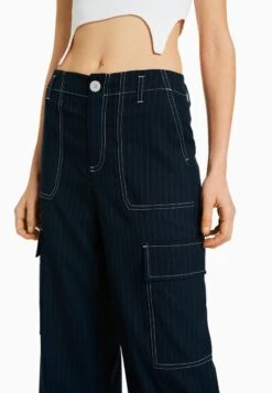 BERSHKA TAILORED PINSTRIPE - Cargohose - Royal Blue 11 BERSHKA TAILORED PINSTRIPE - Cargohose - Royal Blue -Bershka Verkaufsgeschäft 1e17ad96ab3a4f98b69f0675cccb2e99