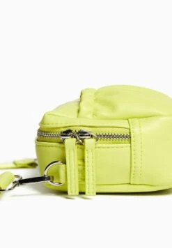 BERSHKA Umhängetasche - Green -Bershka Verkaufsgeschäft 1e3f23e330d3428b9df8caa3962f450b
