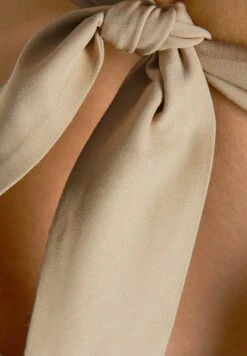 BERSHKA TIED HALTER - Bluse - Sand 12 BERSHKA TIED HALTER - Bluse - Sand -Bershka Verkaufsgeschäft 2065cf5819a647788d8087128aa7d225