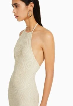 BERSHKA HALTER NECK - Etuikleid - Beige -Bershka Verkaufsgeschäft 2272c865f1a844d0a77d7d525cb3108a