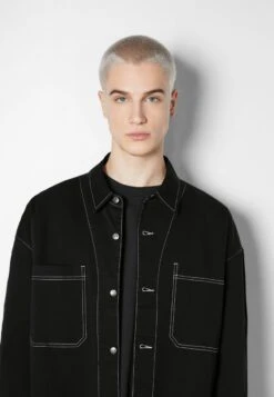 BERSHKA CONTRAST - Leichte Jacke - Black -Bershka Verkaufsgeschäft 22e3f13e04f7430b987afca87791dfca