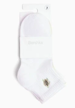 BERSHKA PACK OF 3 - EMBROIDERED - Socken - Beige -Bershka Verkaufsgeschäft 2a751573cc004835b5f40feb53715dbf