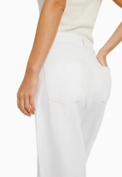 BERSHKA WIDE LEG 90S - Jeans Relaxed Fit - White 10 BERSHKA WIDE LEG 90S - Jeans Relaxed Fit - White -Bershka Verkaufsgeschäft 2a925bf80d1249b0a5db5f257e522592
