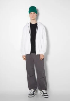 BERSHKA Sweatjacke - White 13 BERSHKA Sweatjacke - White -Bershka Verkaufsgeschäft 2c5d0a36611b493e851a636226cd7d73