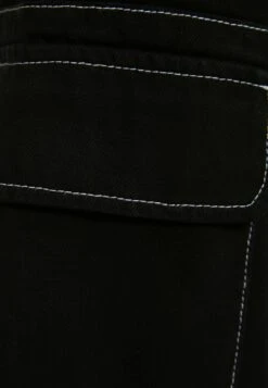 BERSHKA CONTRAST STITCH CARGO - Shorts - Black 13 BERSHKA CONTRAST STITCH CARGO - Shorts - Black -Bershka Verkaufsgeschäft 2f3b0c27c89c43ba98a6a880bf51bcec