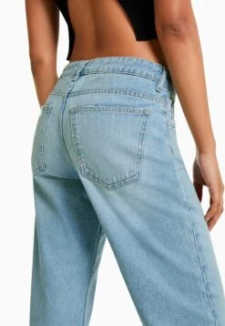 BERSHKA WITH RHINESTONE DETAILS - Jeans Straight Leg - Light Blue Denim -Bershka Verkaufsgeschäft 316fb10ae7d045d0b7dd4ad1e545543e