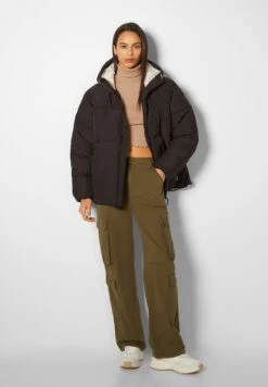 BERSHKA PUFFY - Winterjacke - Black 12 BERSHKA PUFFY - Winterjacke - Black -Bershka Verkaufsgeschäft 32b2c9bde57e4b0cac1a95a97a4c7c72