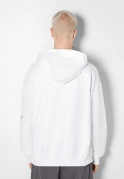 BERSHKA Sweatjacke - White 10 BERSHKA Sweatjacke - White -Bershka Verkaufsgeschäft 3336f12949c84f2cab8cb4a080b6d324