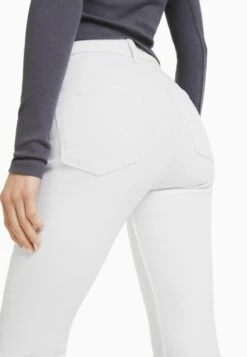 BERSHKA Flared Jeans - White 11 BERSHKA Flared Jeans - White -Bershka Verkaufsgeschäft 372a849c2a334f99a60848aef709961e