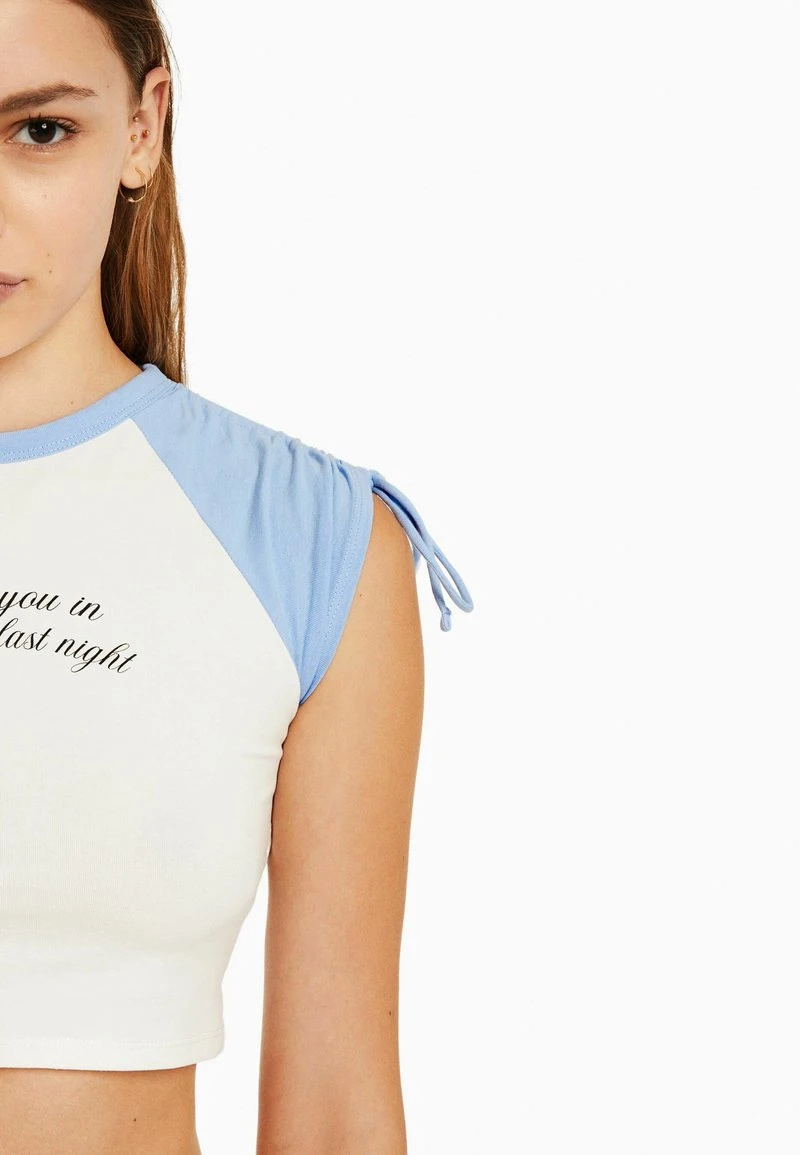 BERSHKA PRINTED SHORT SLEEVE WITH GATHERING - T-Shirt Print - White 6 BERSHKA PRINTED SHORT SLEEVE WITH GATHERING - T-Shirt Print - White – Bild 4