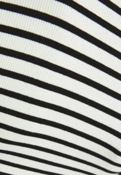 BERSHKA LONG SLEEVE MINI - Etuikleid - White 13 BERSHKA LONG SLEEVE MINI - Etuikleid - White -Bershka Verkaufsgeschäft 3a92b99d794d4548a2189416d0e3f01b